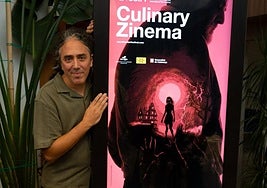 Jorge Fernández, con el cartel de la sección Culinary Zinema del Festival de San Sebastián.