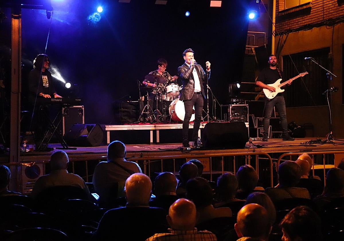El grupo Gran Reserva puso la música y el ambiente festivo en la noche de ayer en la plaza del Trinquete.