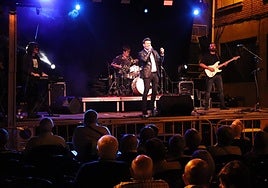 El grupo Gran Reserva puso la música y el ambiente festivo en la noche de ayer en la plaza del Trinquete.