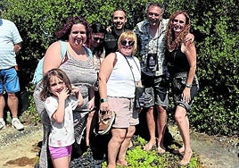 Participantes del pisado de uva en el lagar que tiene un siglo de historia.