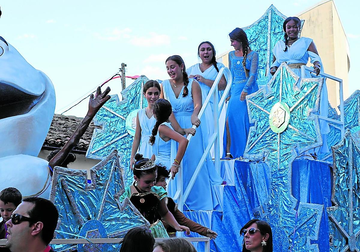 Carroza de Frozen al comienzo del desfile.