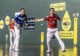 Altuna se dispone a golpear con la derecha con Jaka a su espalda.