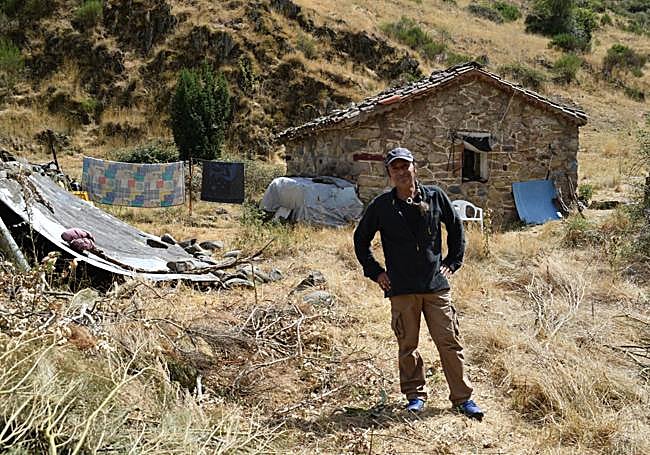 Águila Solitaria posa junto al refugio de Racudia en el valle de Urbión.