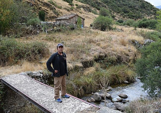 Águila Solitaria posa junto al río Urbión.