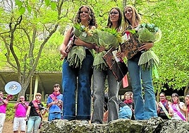 La Guapa, María Herrera Fuentefría, junto a sus Damas de Bilibio: Irati Andrés Velasco y Patricia Ramírez Victoria.