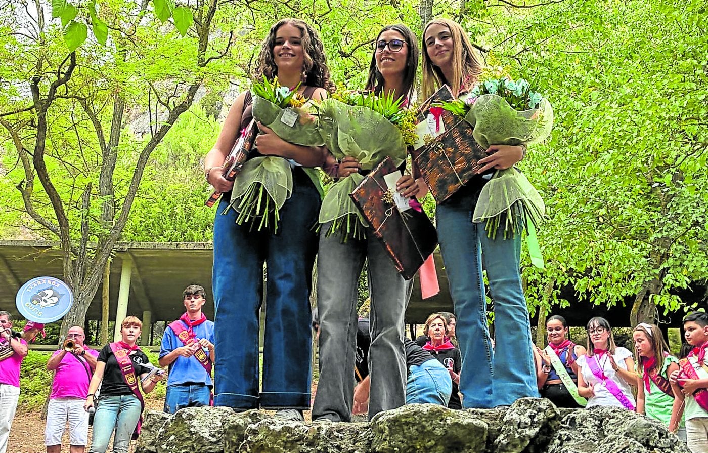 La Guapa, María Herrera Fuentefría, junto a sus Damas de Bilibio: Irati Andrés Velasco y Patricia Ramírez Victoria.