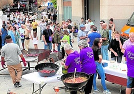 La degustación de tres recetas con pimientos dio ambiente al mediodía, junto a los conciertos.