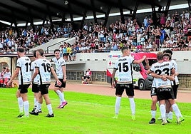 Gran punto inicial. Los blanquillos celebran el empate ante el aplauso y alegría de la afición que llenó la grada de La Molineta.