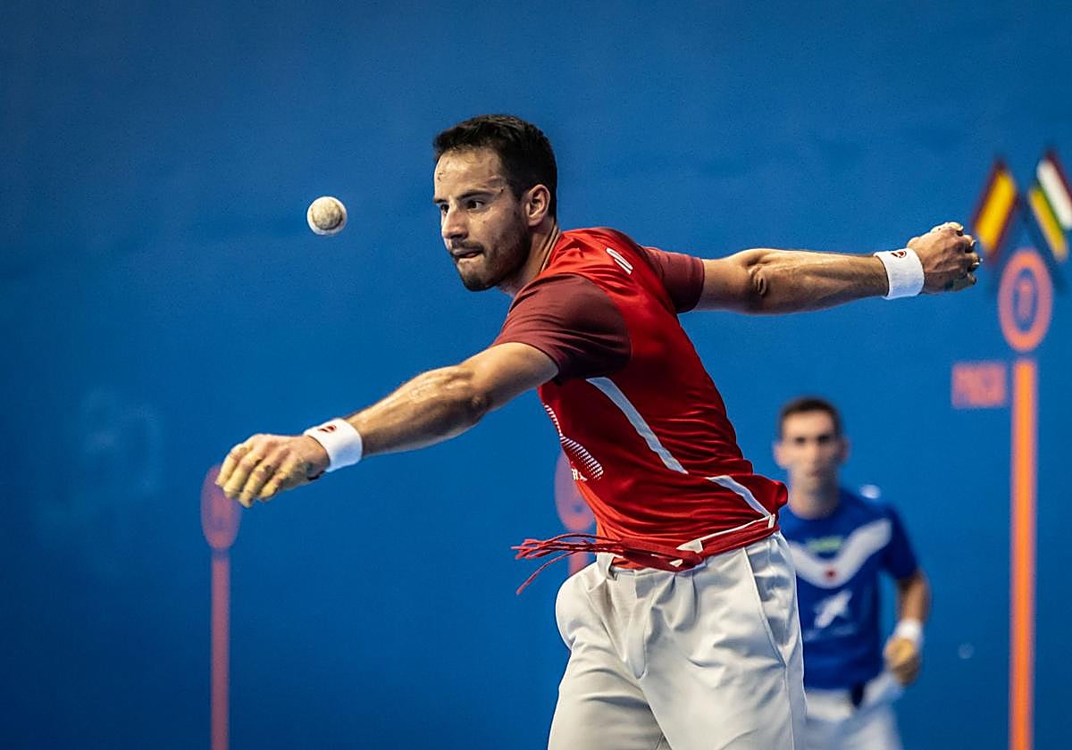 Darío ataca la pelota con Zubizarreta en el fondo siguiendo la jugada.