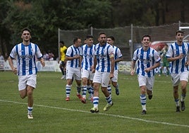 Rojo corre emocionado con sus compañeros tras anotar el tanto del empate con un remate al centro de Villos.