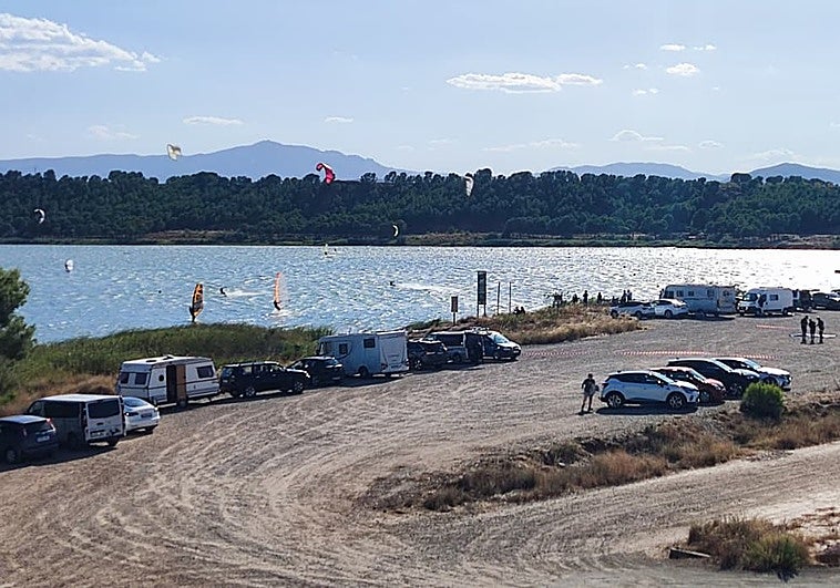 Windsurfistas, ayer sábado, en el pantano calagurritano.