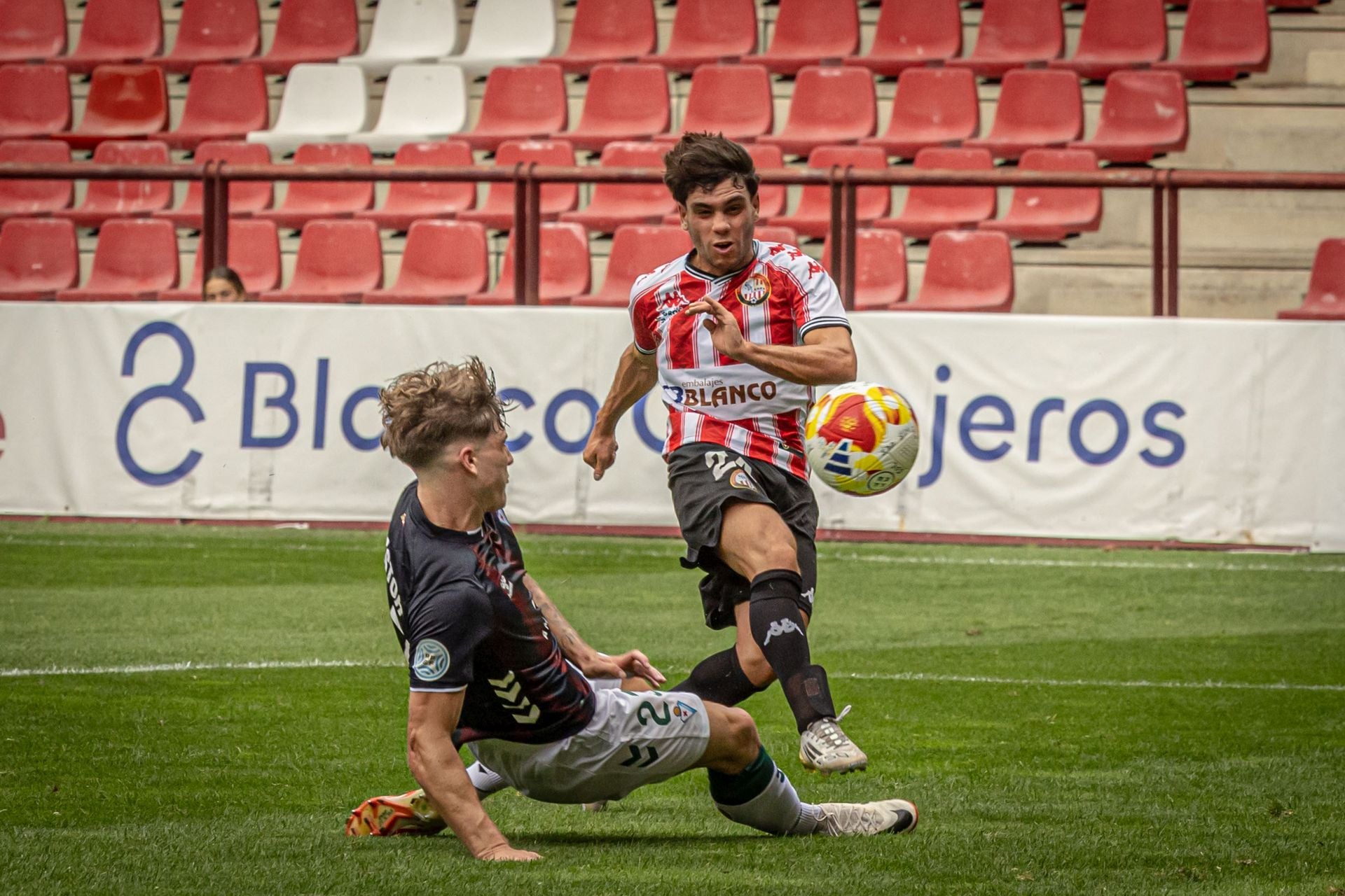 La SDL gana al Eibar en Las Gaunas