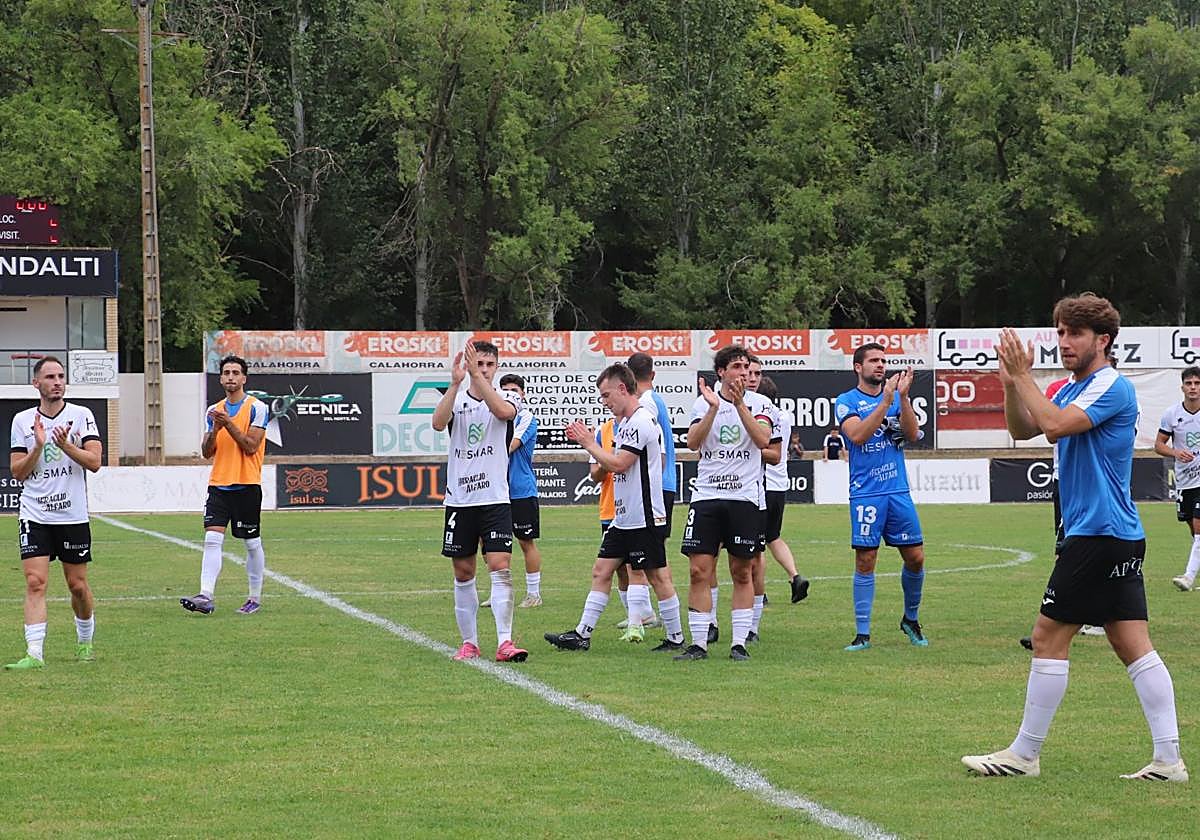 El Alfaro saluda a su afición tras empatar con el Sestao.