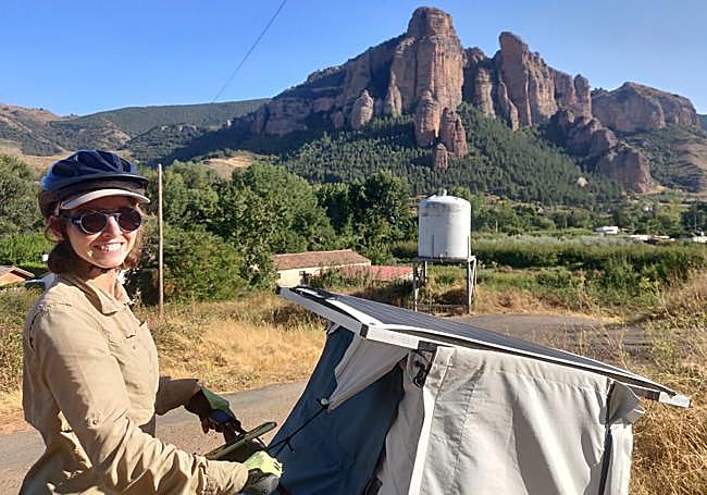 Manon Verger posa con Peña Bajenza al fondo.