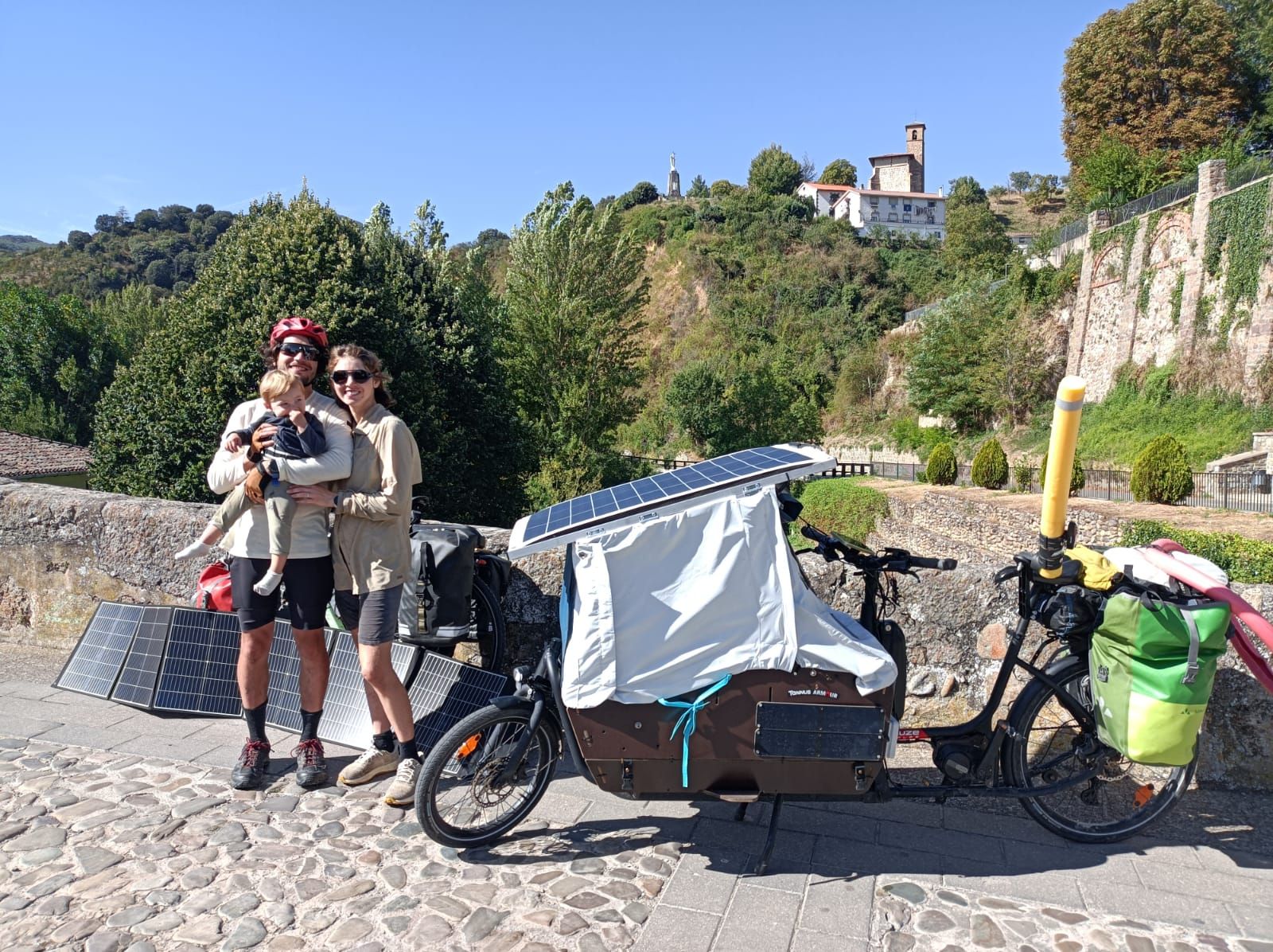 Killien Dolle Lobate y Manon Verger posan en Torrecilla en Cameros junto a su hijo Léonard y sus bicicletas solares.
