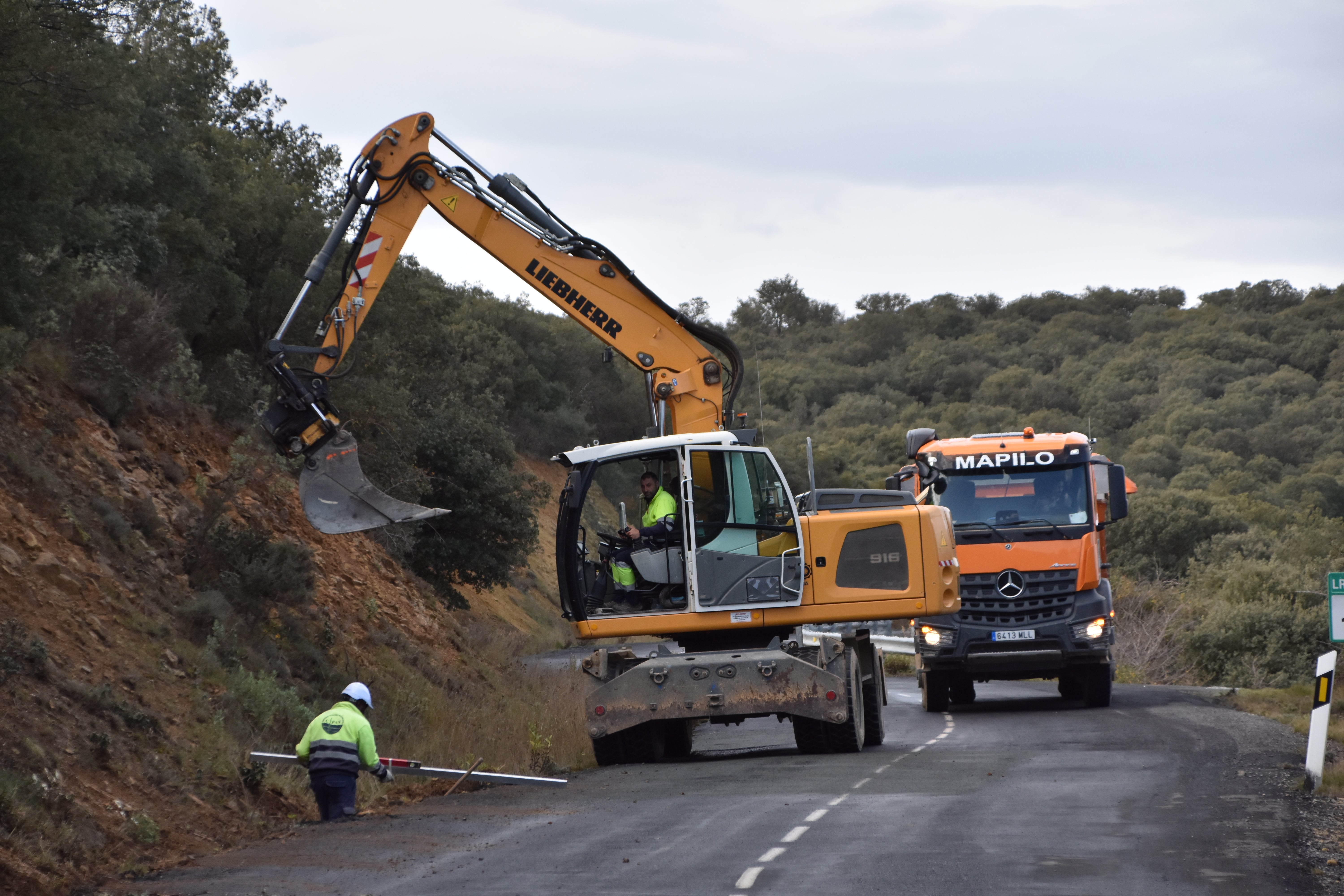 Trabajos para reforzar la seguridad en una carretera de La Rioja Baja