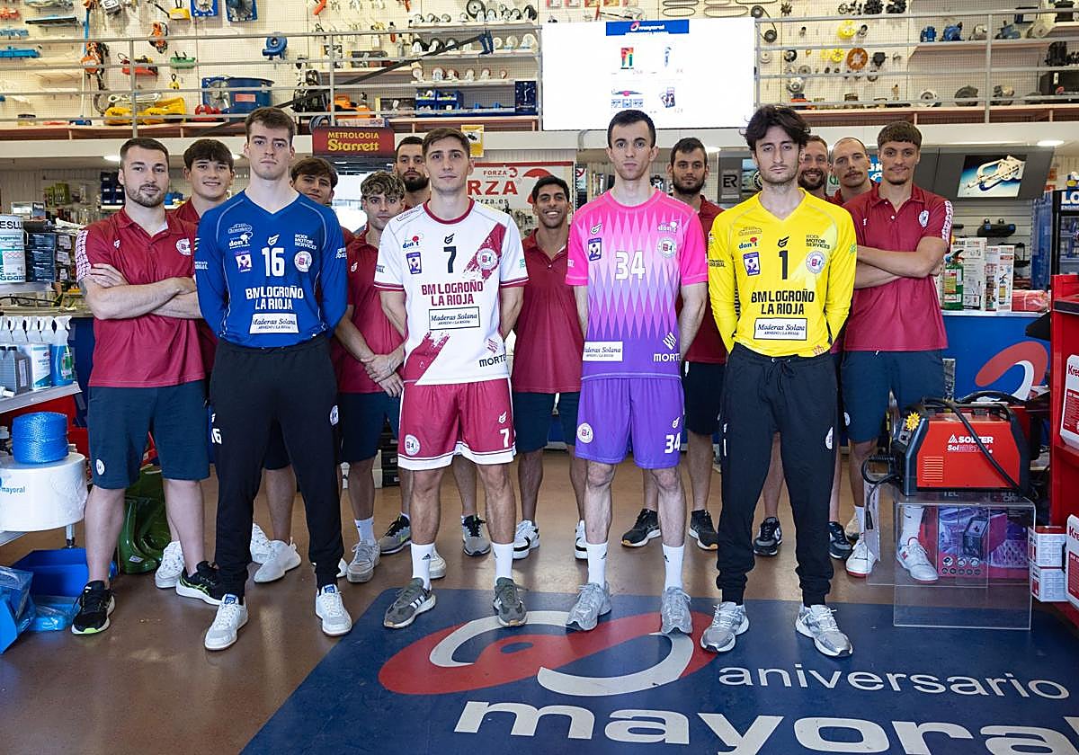 Cancio, Preciado, Cadarso y Ledo posan junto a sus compañeros del Ciudad de Logroño con las camisetas de este curso.