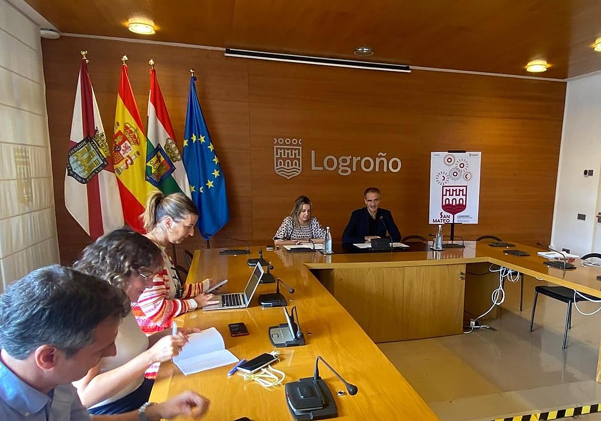 Laura Lázaro y Miguel Sáinz, este martes en la sala de prensa del Ayuntamiento.