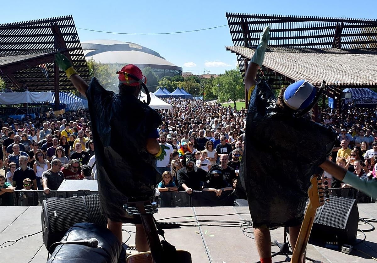 Actuación de Los Gandules en el Espacio Peñas durante las fiestas de San Mateo de 2023.