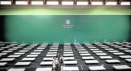 El alcalde y varios miembros del área social del Ayutamiento charlan sobre el dispositivo de atención a los temporeros desplazados.