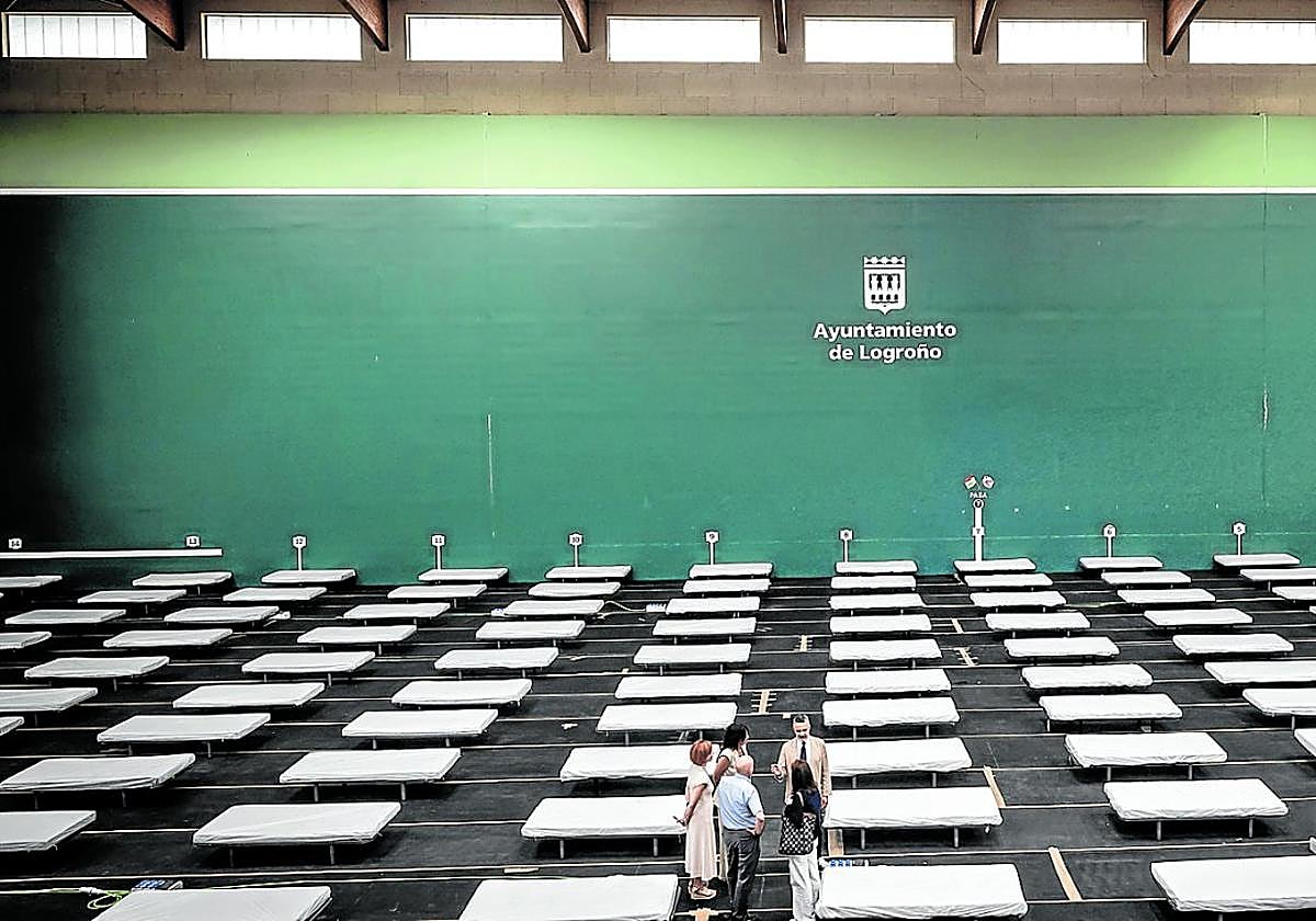 El alcalde y varios miembros del área social del Ayutamiento charlan sobre el dispositivo de atención a los temporeros desplazados.