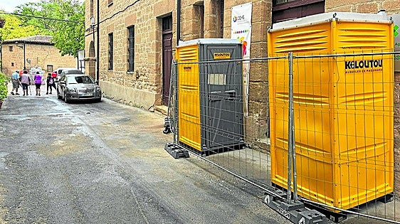 Los baños, ubicados en la entrada del centro y rodeados por una valla metálica, ayer.