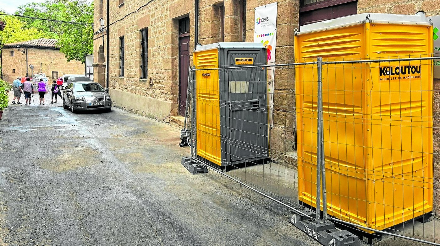 Los baños, ubicados en la entrada del centro y rodeados por una valla metálica, ayer.