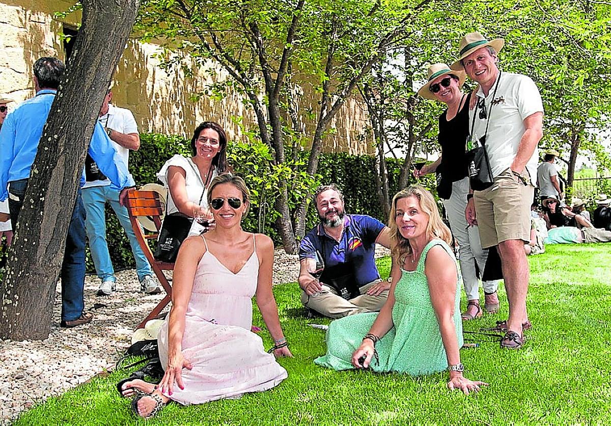 Un grupo disfruta en la Cata del Barrio de una edición anterior.