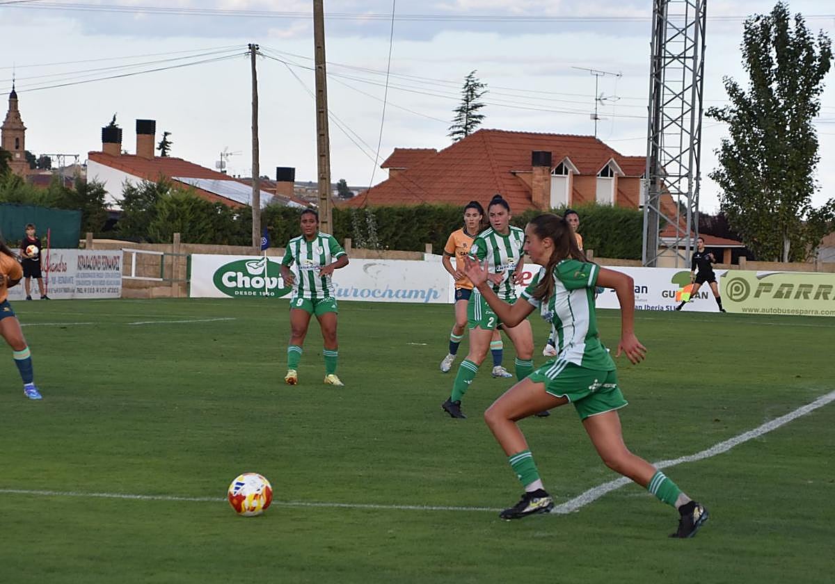 Miriam Rodrigo avanza hacia el área grande del Racing observada por Aya Ahmada y Nerea Tellería.