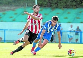Miguel Marí arranca con el balón ante el Alavés B.