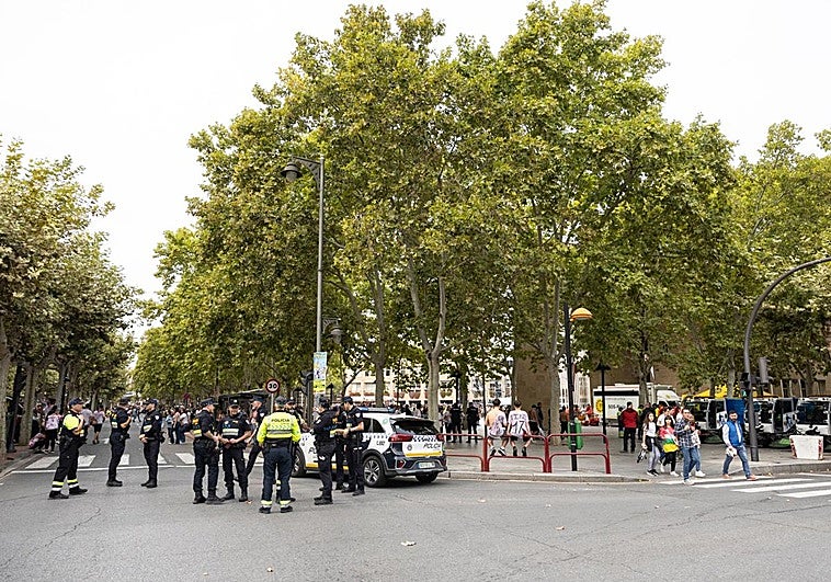 Agentes de la Policía Local cortan las calles aledañas al Ayuntamiento el día del cohete 2024.