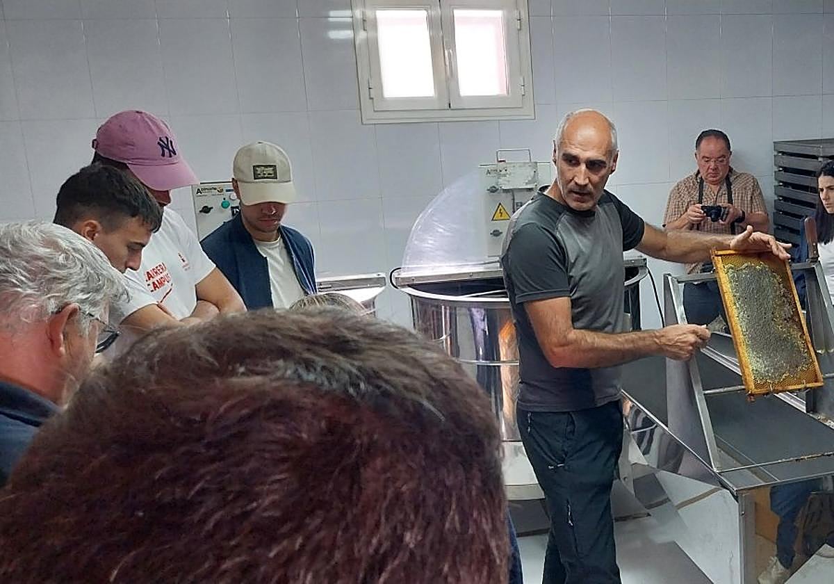 Visita de los jóvenes al obrador de miel de Íñigo Aransay.