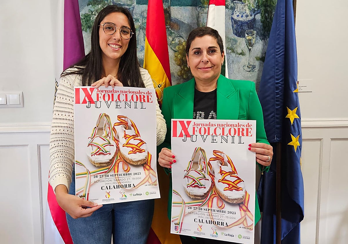 Elena Jiménez y Reyes Zapata, con el cartel del festival.