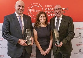 José Gómez (i), la cónsul de España en Nueva York, Marta de Blas (c), y el representante de Viñedos y Bodegas Sierra Cantabria, Marcos Eguren con los premios,