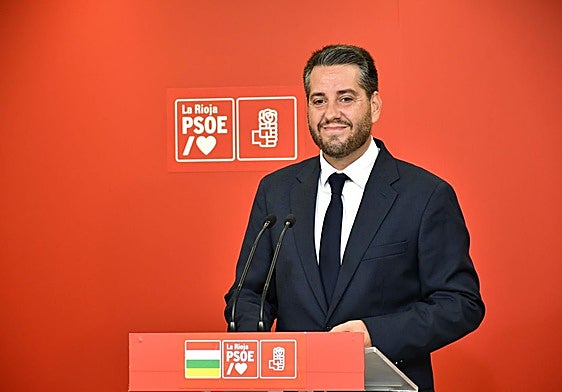 Javier García, secretario general del Partido Socialista, durante la comparecencia de esta mañana.