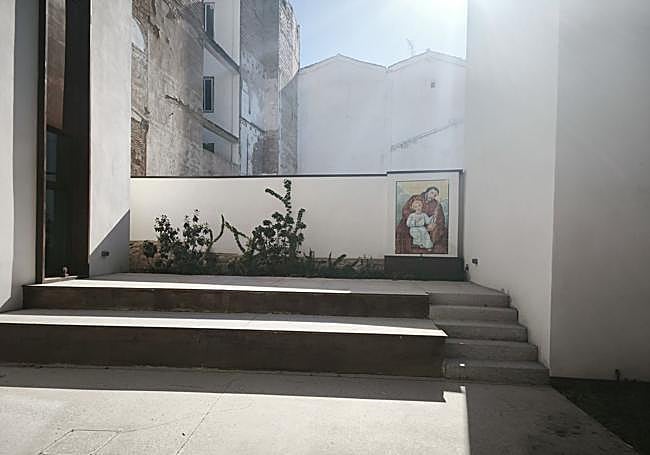 Detalle del mural de San Bernabé, en el patio central del antiguo colegio.