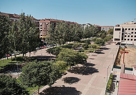 Parque central de Cascajos, o de Estambrera, con la parroquia de Santa María de la Vid a la derecha.