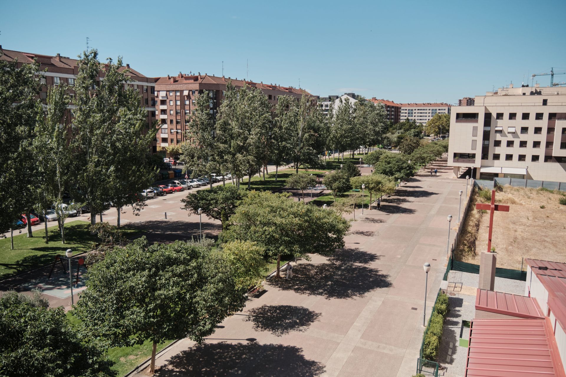 Parque central de Cascajos, o de Estambrera, con la parroquia de Santa María de la Vid a la derecha.
