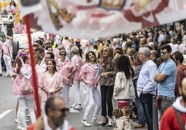 Peñistas durante el desfile de Carrozas de los sanmateos de 2023.
