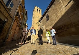Foto de familia ante los cuerpos a restaurar de la torre, empezando este año por los dos superiores y el campanario.