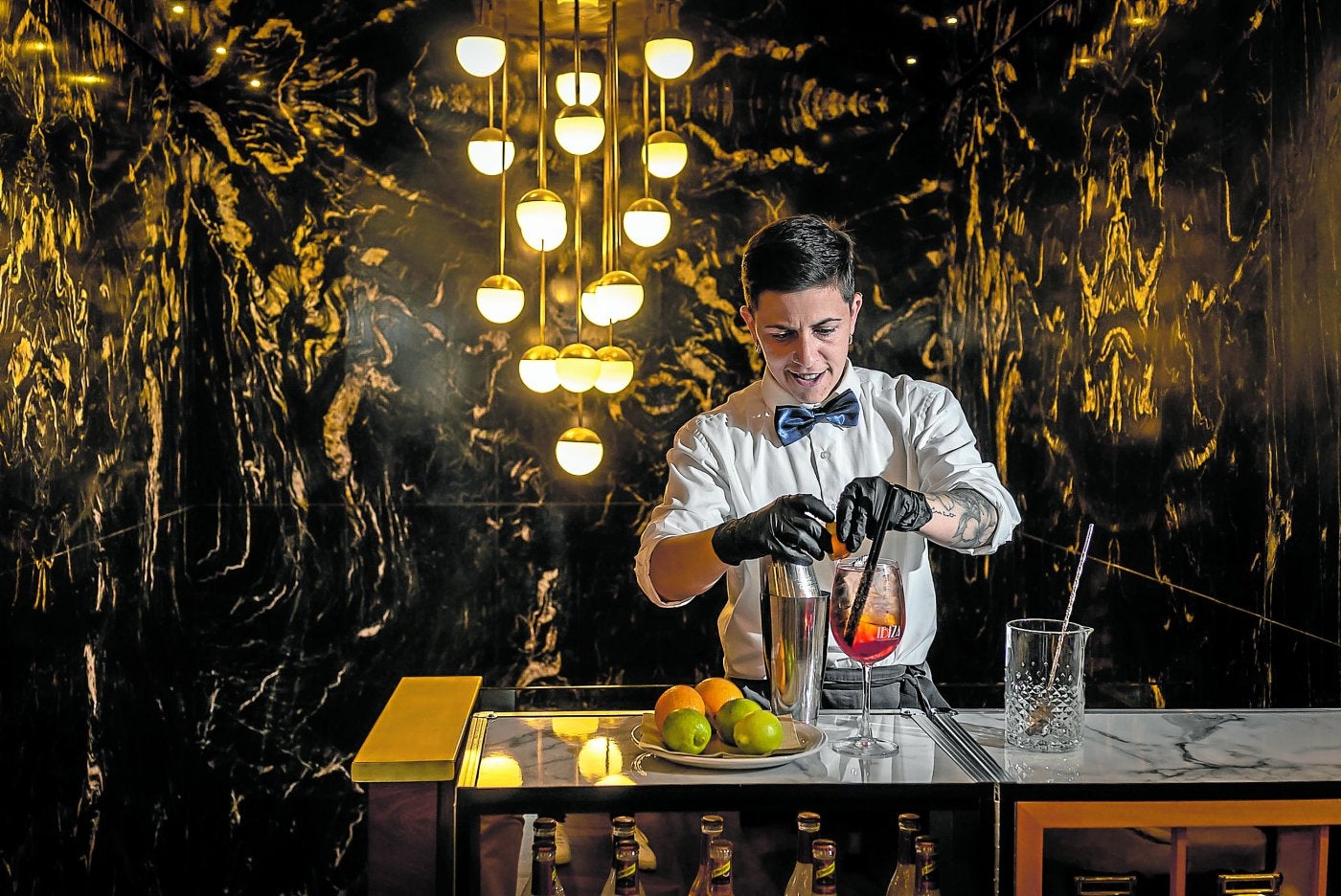 Miriam Romeo da los últimos toques a un Aperol Spritz.