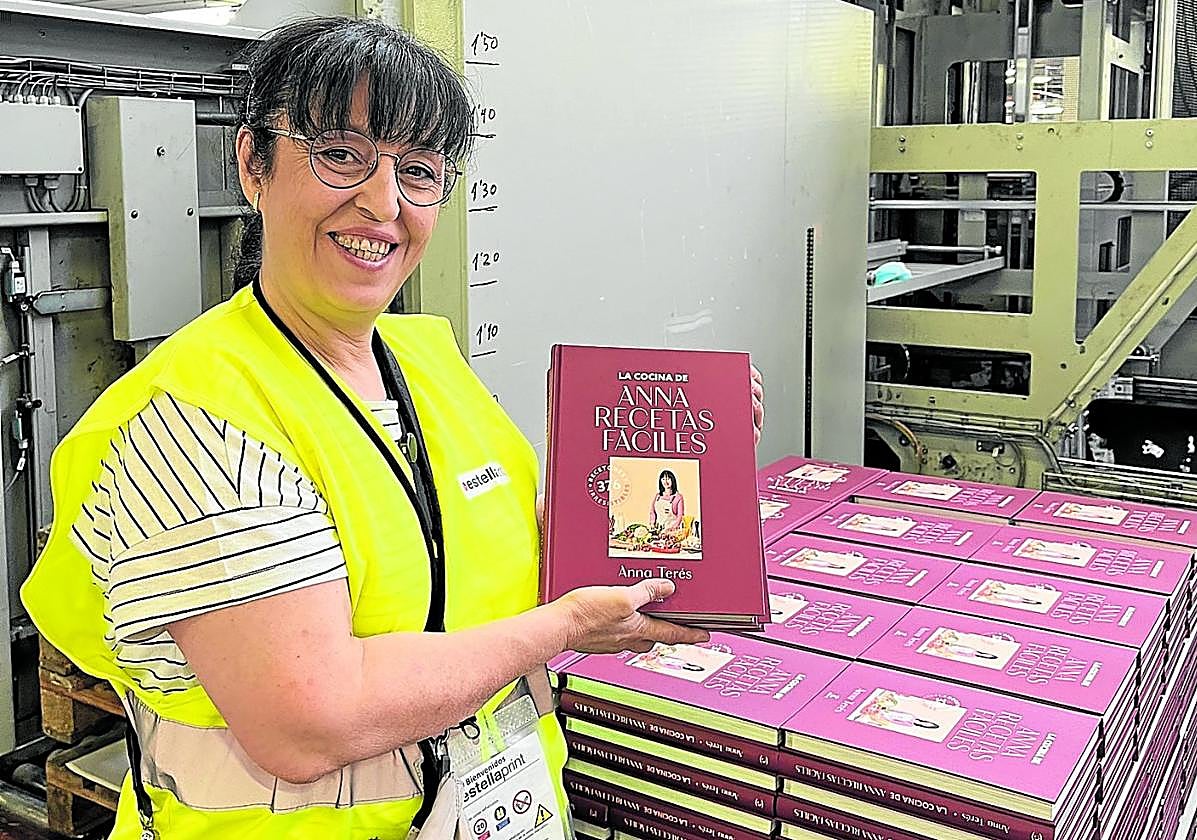Anna Terés, en la imprenta, con los primeros ejemplares de su nuevo libro.