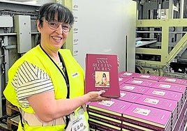 Anna Terés, en la imprenta, con los primeros ejemplares de su nuevo libro.