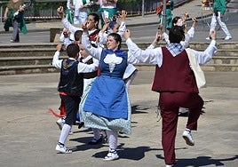 Jóvenes de Coletores, bailando en la ofrenda floral a los santos.