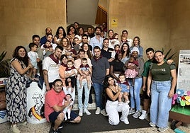 Imposición de pañuelos a los más pequeños, en un acto previo al lanzamiento del cohete.