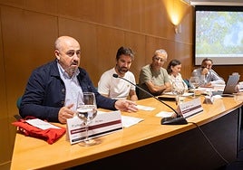 Carlos Echapresto, Richi Arambarri, el moderador Alberto Gil (redactor de Diario LA RIOJA), Rosa Durban y Javier Arizcuren, en la mesa redonda de este viernes en la UR.