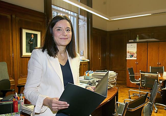 Eva Martínez Ochoa, en su despacho de la Dirección General de Salud Pública.