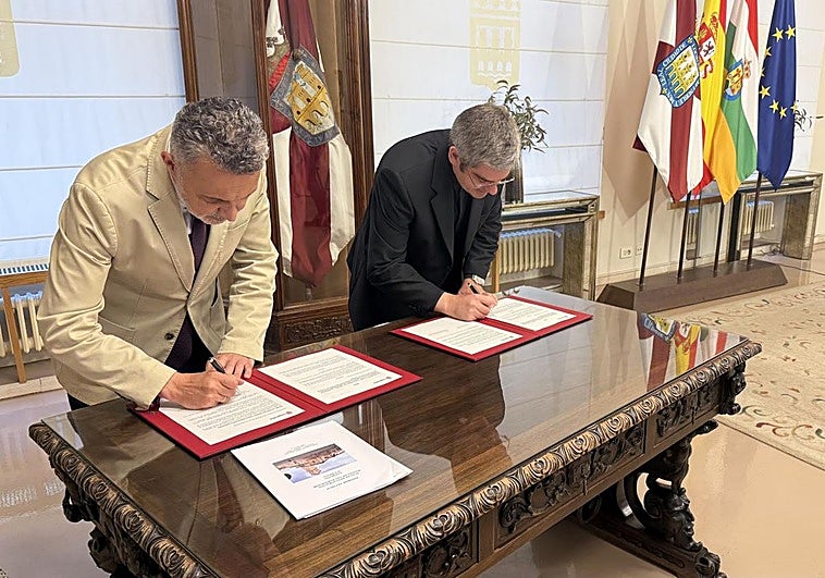 El alcalde, Conrado Escobar, junto con el delegado diocesano de Patrimonio Cultural, Jesús Ignacio Merino, en la firma del convenio.