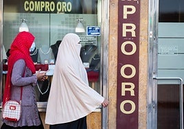 Dos mujeres musulmanas, una con hiyab y otra con niqab, en Logroño