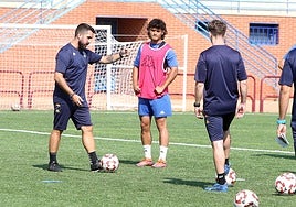 Adrián Cantabrana da instrucciones a sus jugadores en un entrenamiento en Pradoviejo.